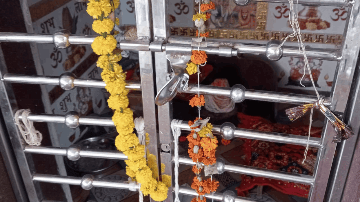 Thieves broke lock of Khati Baba temple and stole donation box along with idol