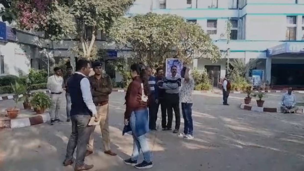 Gwalior five lakhs looted from PHE contractor who had taken money from SBI Bank near SP office