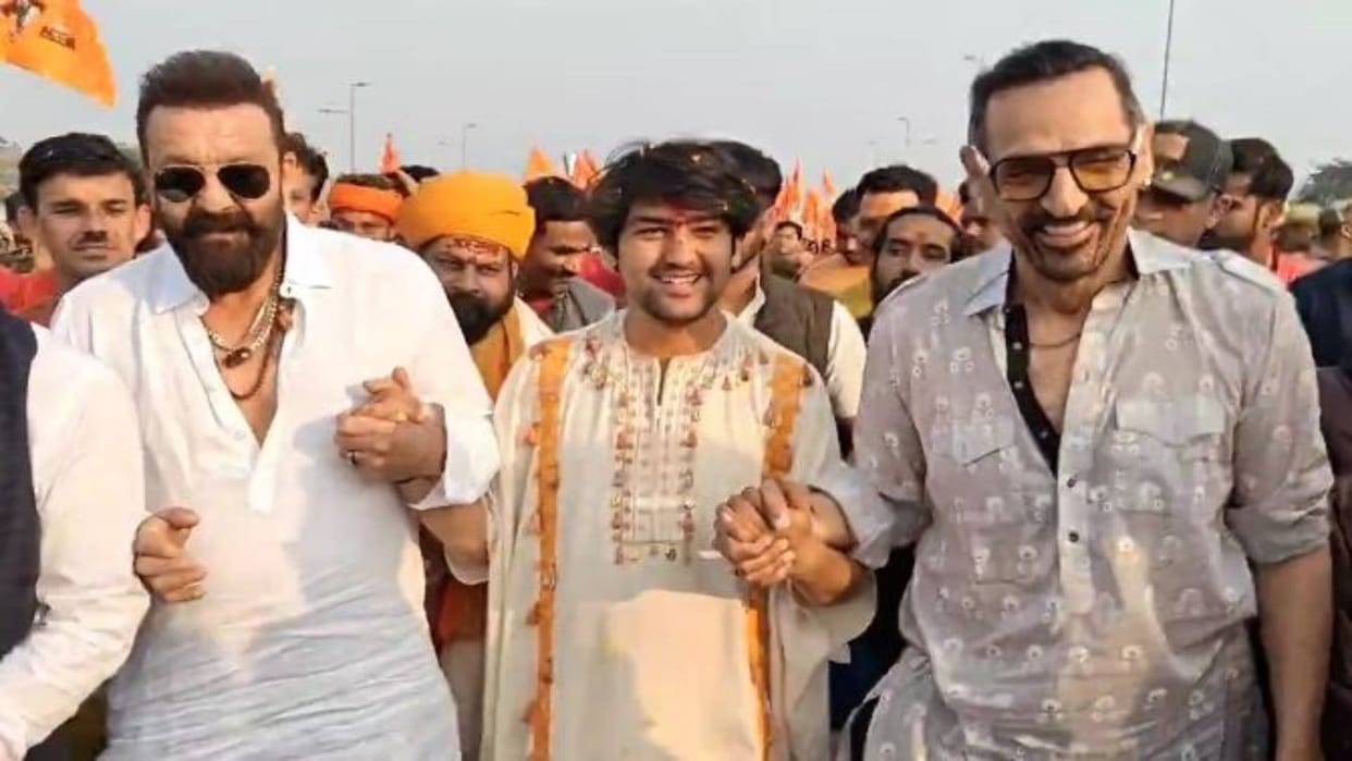 Hindu Ekta Padyatra Sanjay Dutt Great Khali walked with Dheerendra Shastri marched foot carrying saffron flag
