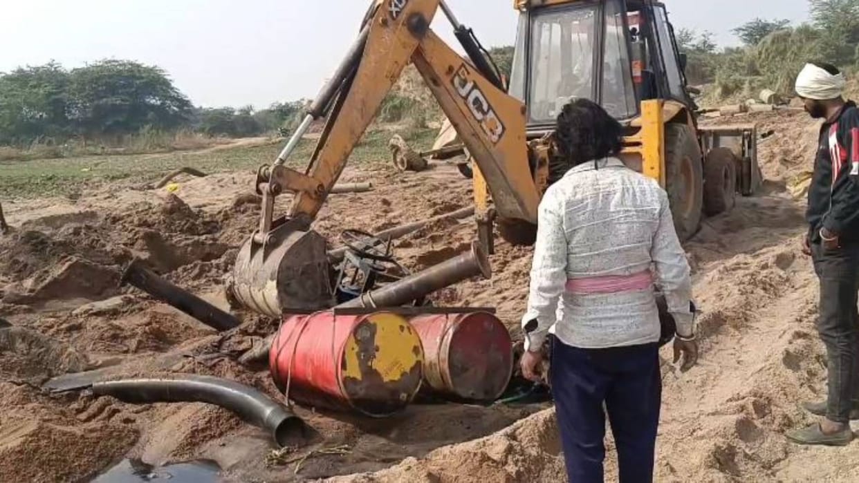 Gwalior Major action against sand mafia SDRF searched and found nine submarines in river sank them in water