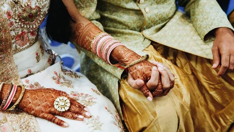 wife created ruckus In Lucknow during wedding reception of husband second marriage punching each other