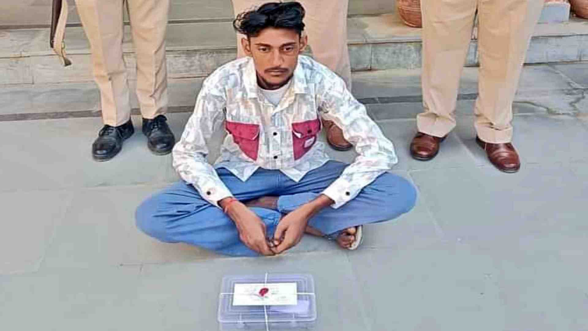 पुलिस की गिरफ्त में आरोपी।