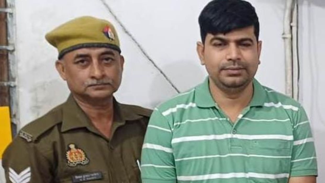 about 41 lakh loot case in Varanasi Inspector and Dharmendra threatened traders with legal action
