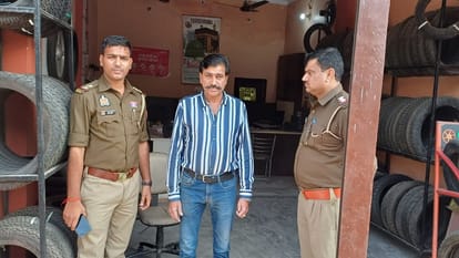 Meerut: Raid the hideout of 100 scrap dealers including Haji Galla in Sotiganj, police took selfie