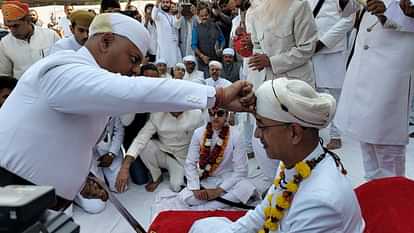 Chittorgarh News: एकलिंगनाथ के 77वें दीवान बने विश्वराज सिंह मेवाड़, अंगूठे पर तलवार से चीरा लगाकर किया राजतिलक Chittorgarh News: Vishwaraj Singh became the 77th Diwan of Eklingnath, coronate