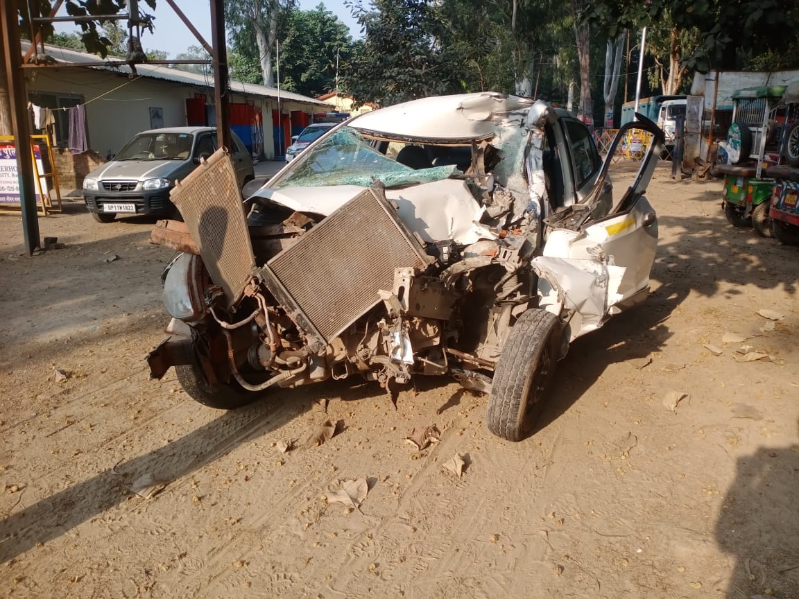 Road Accident in Roorkee Due to fog car collided with tractor-trolley two youths died