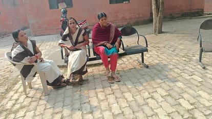Doctors and pharmacists were missing in Jan Arogya Mela in Gonda security guards distributed medicines