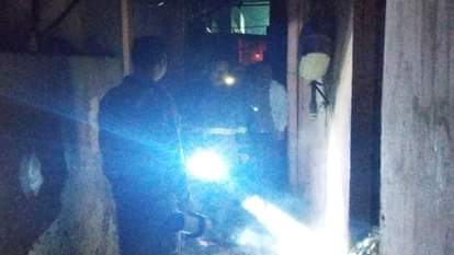 आग लगने के कारणों की जांच करती फायर ब्रिगेड।