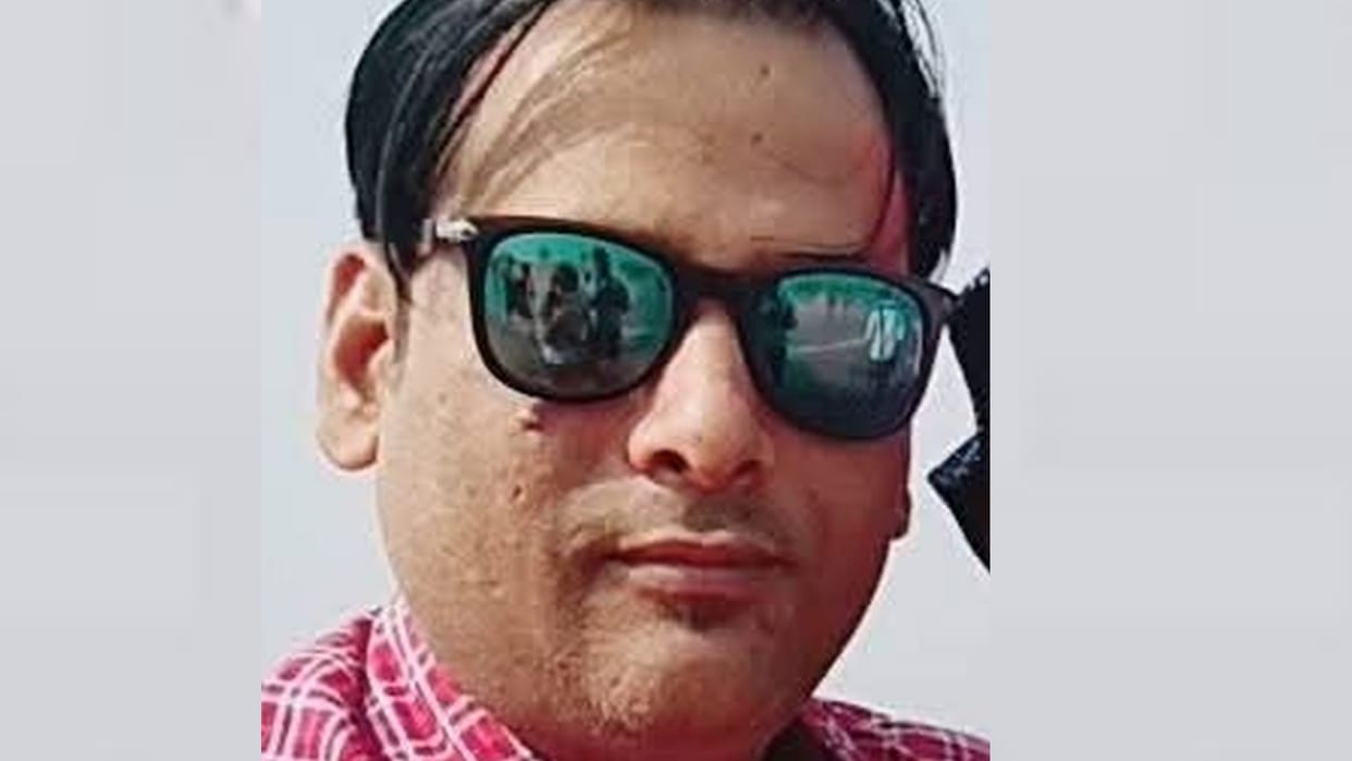 Sultanpur: Private health worker in car dies due to collision with unknown vehicle, screams in the family