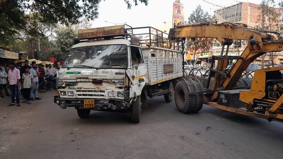 अनियंत्रित होकर टकराई मेटाडोर