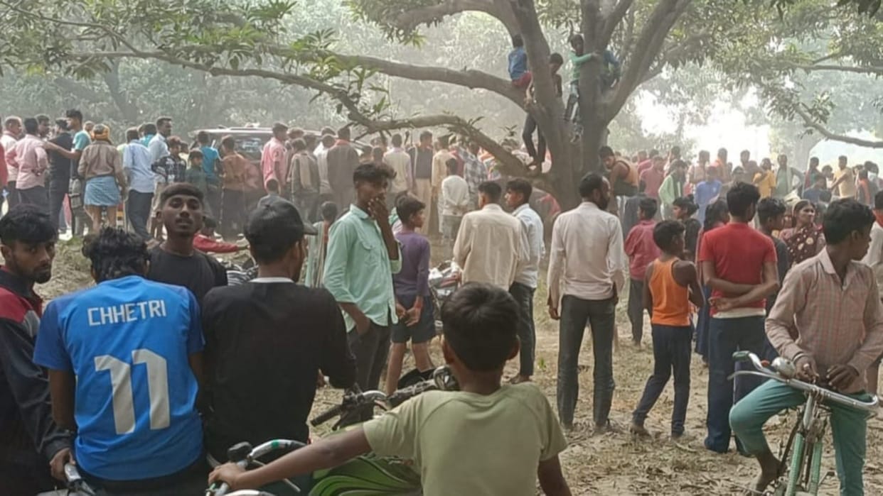 Bettiah News: Voters sitting on roadside after casting their votes were run over by uncontrolled car; one dead