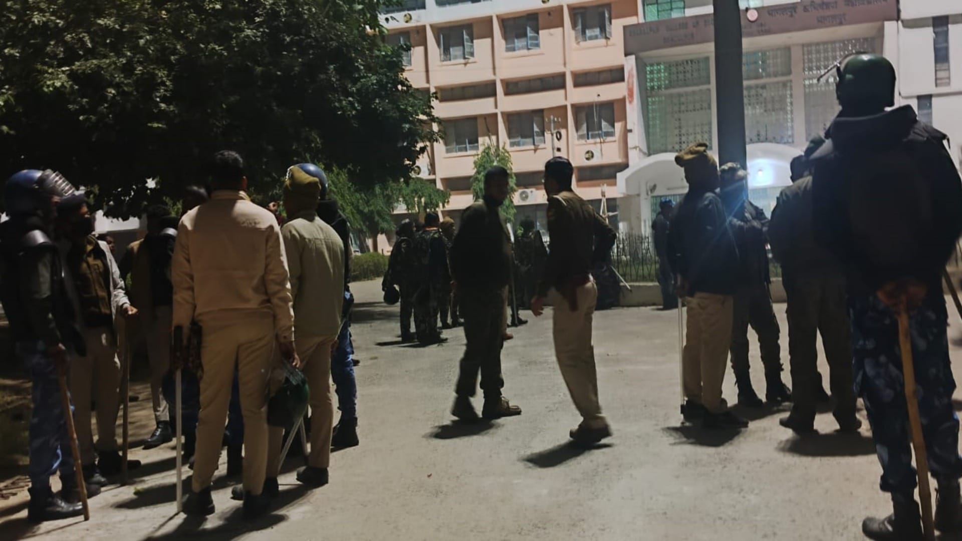 पुलिस ने मौके पर पहुंचकर संभाली स्थिति