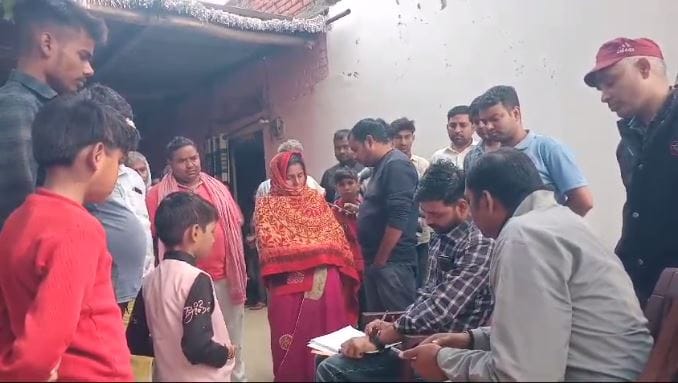 Villagers angry incidents theft broke lock house stole goods 7 lakh seven lakh rupees in jaunpur