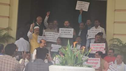 विधानसभा परिसर में हंगामा करते नेता प्रतिपक्ष तेजस्वी यादव।