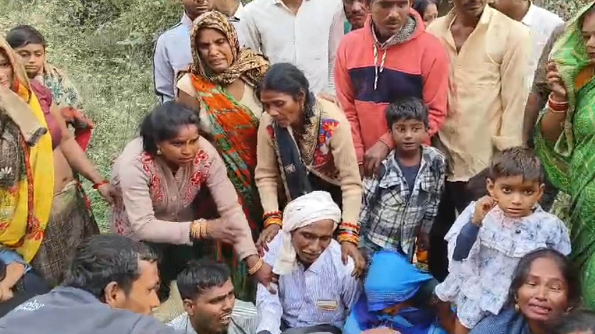 बिलखते परिजन