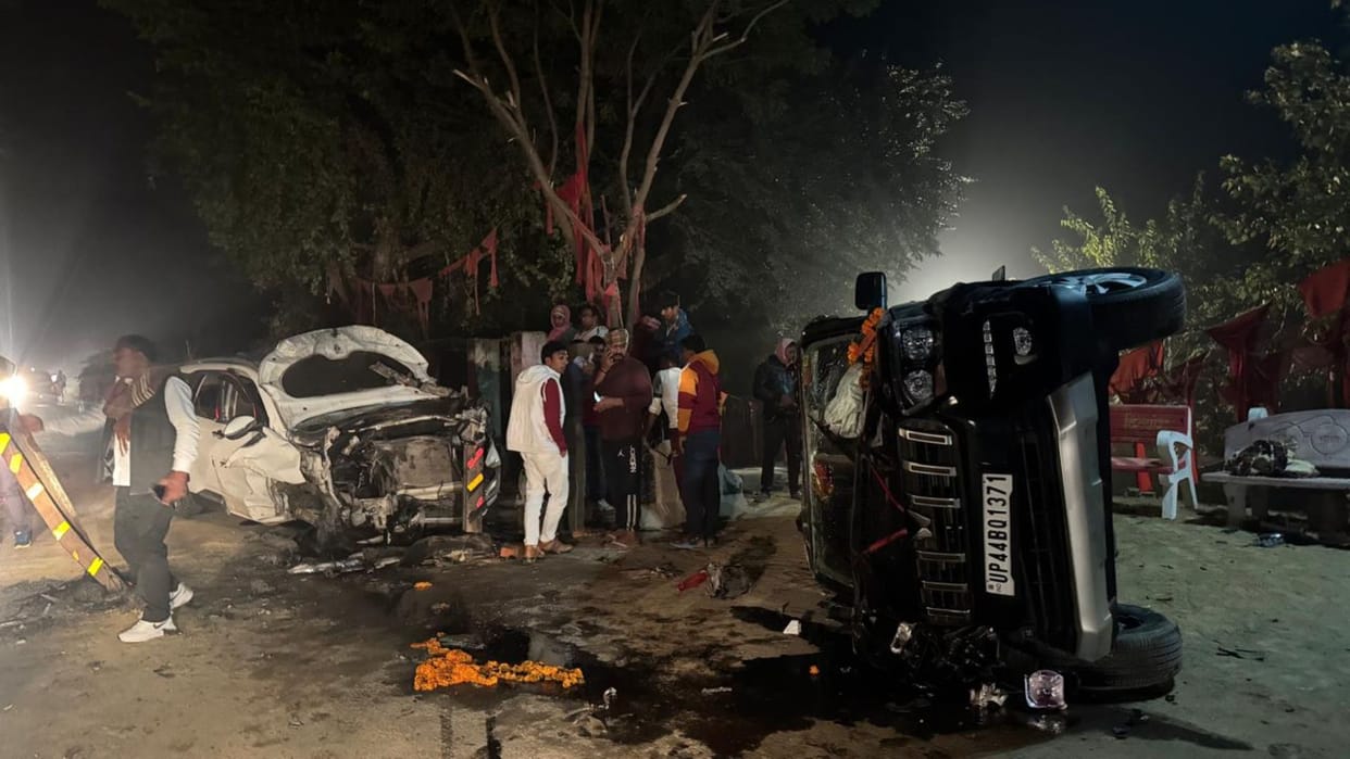 Scorpio and Swift collide near Taibir Baba temple in Kerakat: People escape narrowly