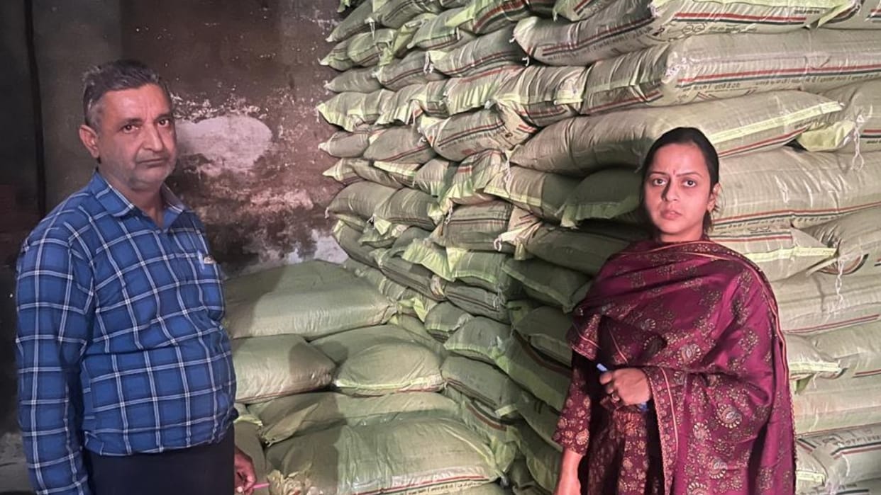 Private vendors are taking advantage of the fertilizer shortage in bareilly