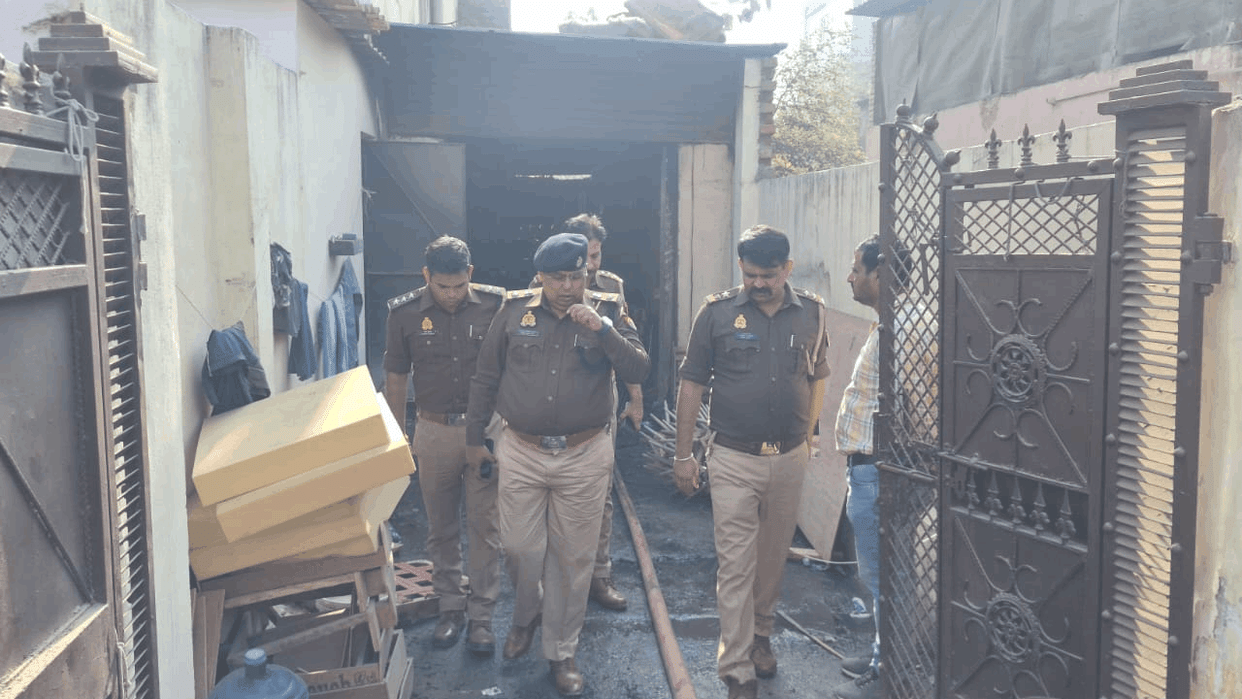Three people died in massive fire sofa factory in Greater Noida