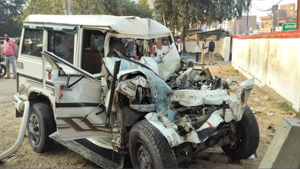 hardoi Injured children crying in lap of dead bodies Five killed in collision between Bolero and bus in Hardoi