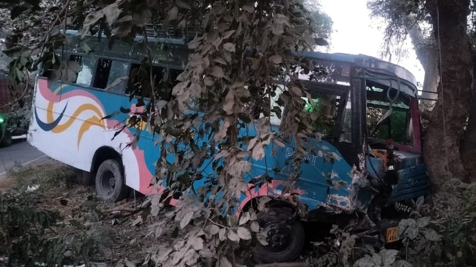 hardoi Injured children crying in lap of dead bodies Five killed in collision between Bolero and bus in Hardoi