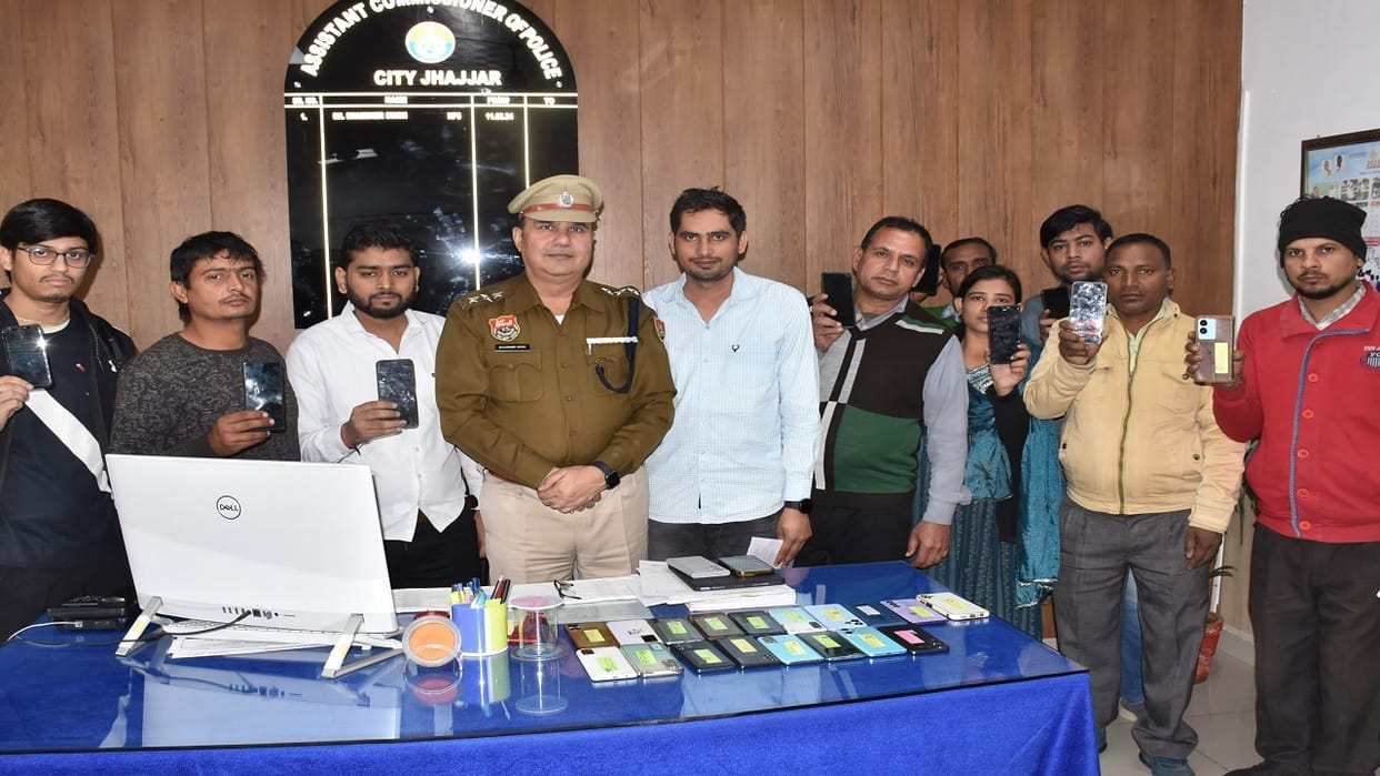 cyber cell team found 45 lost phones worth lakhs in three months In Jhajjar, owners were delighted