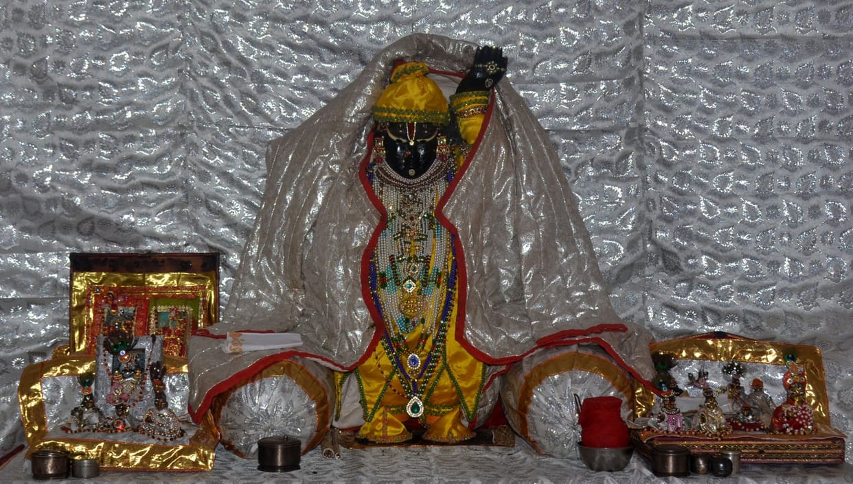 Even gods and goddesses are suffering from cold Kadhi Bajra offered as prasad Kanha is wearing a coat