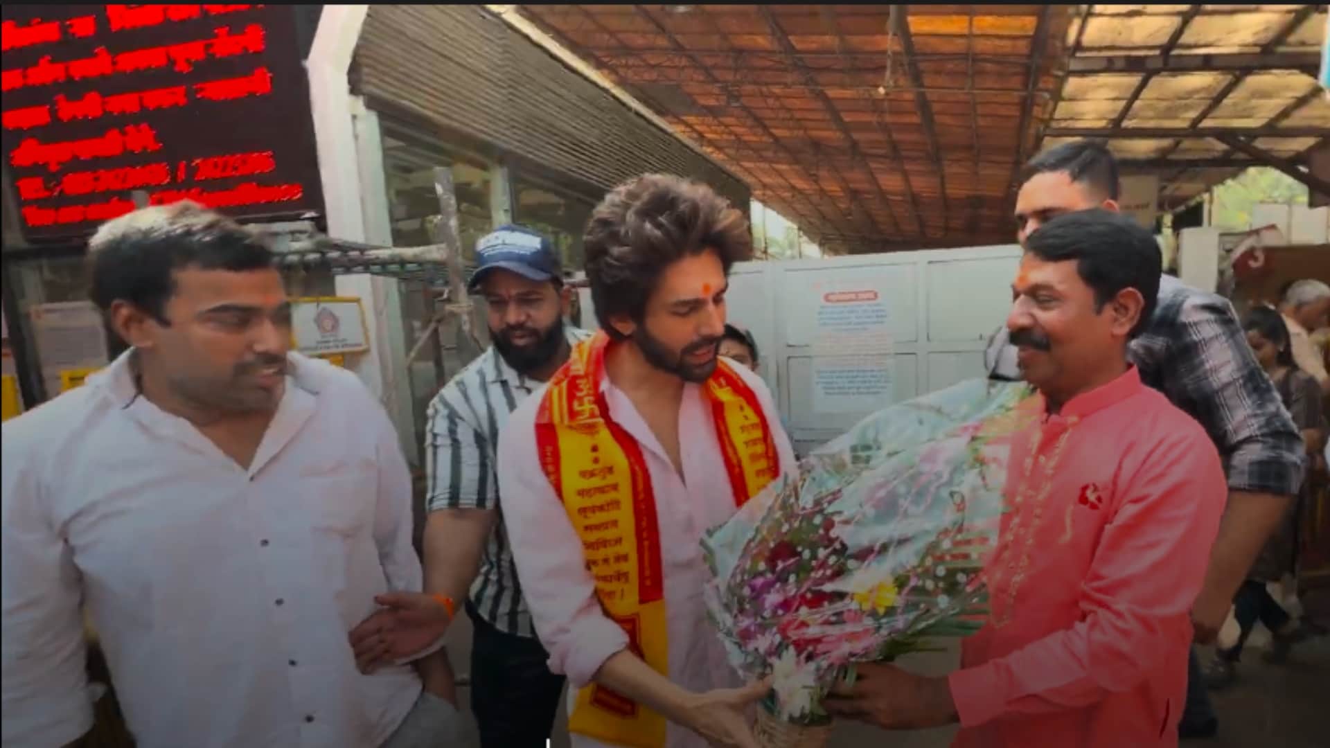 Kartik Aaryan seek blessings from siddhivinayak temple amid success of bhool bhulaiyaa 3 take selfies with fan