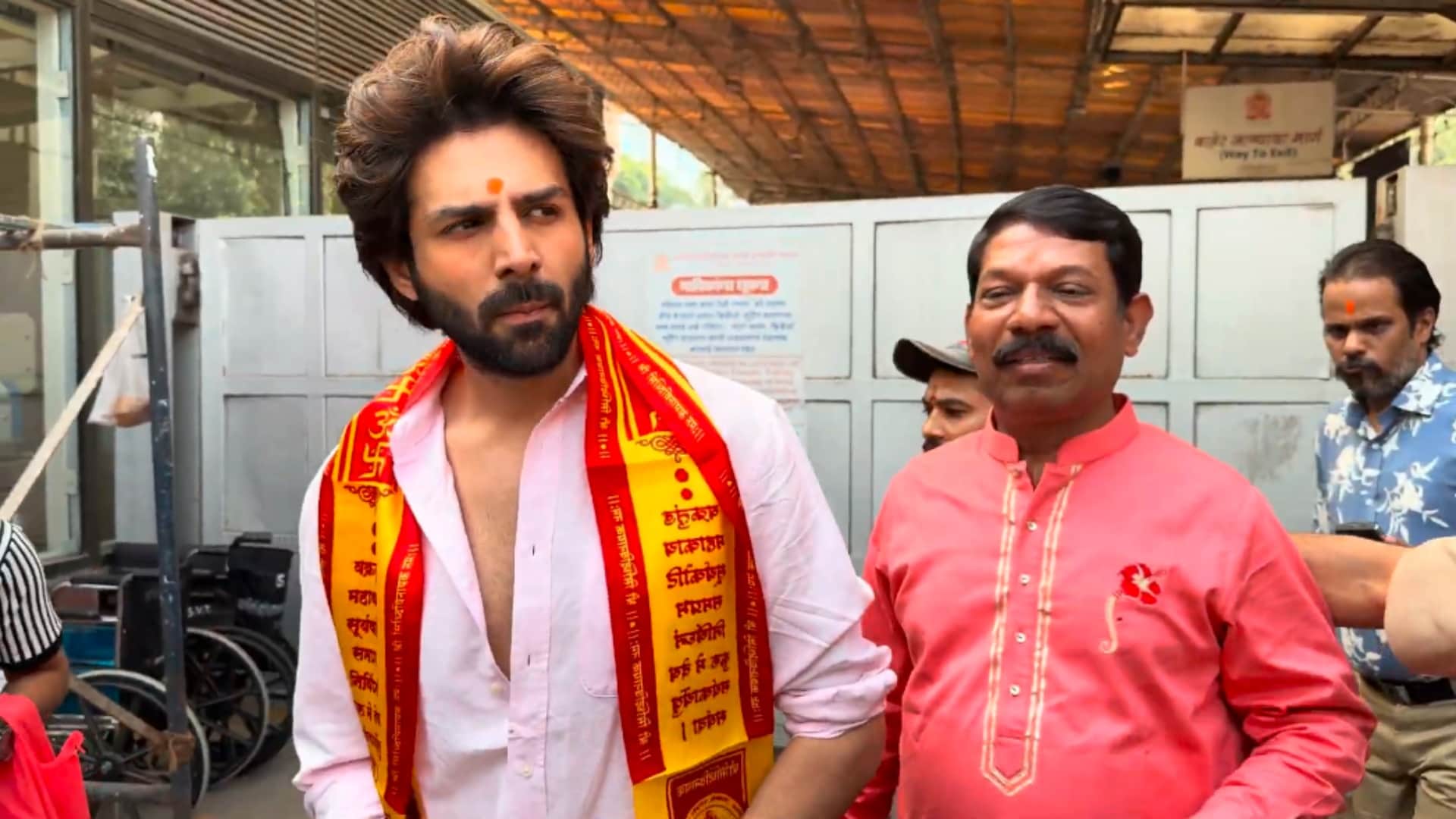 Kartik Aaryan seek blessings from siddhivinayak temple amid success of bhool bhulaiyaa 3 take selfies with fan