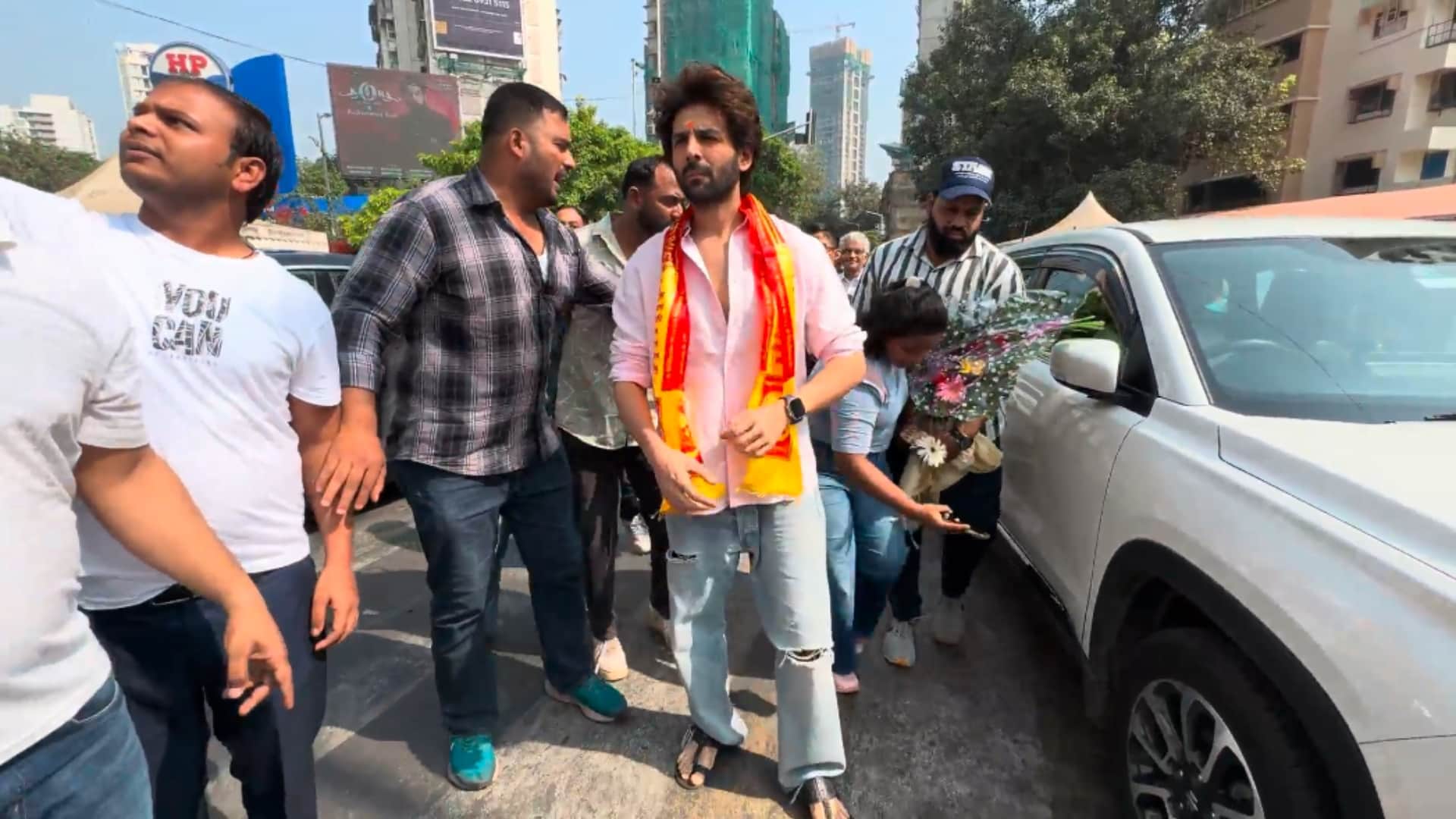 Kartik Aaryan seek blessings from siddhivinayak temple amid success of bhool bhulaiyaa 3 take selfies with fan
