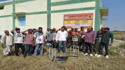 Sack crisis Angry farmers protested by shutting down procurement centers in Kabirdham