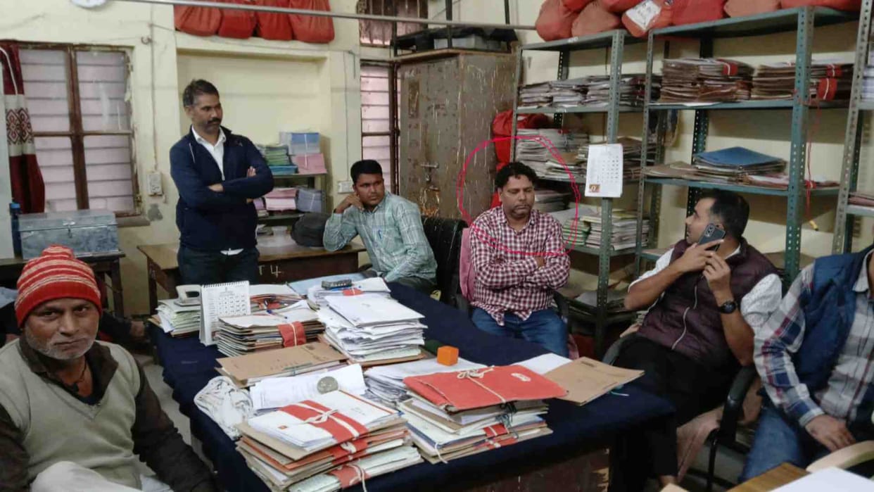 Bharatpur News: Assistant Statistical Officer arrested red handed while taking bribe of 7 thousand