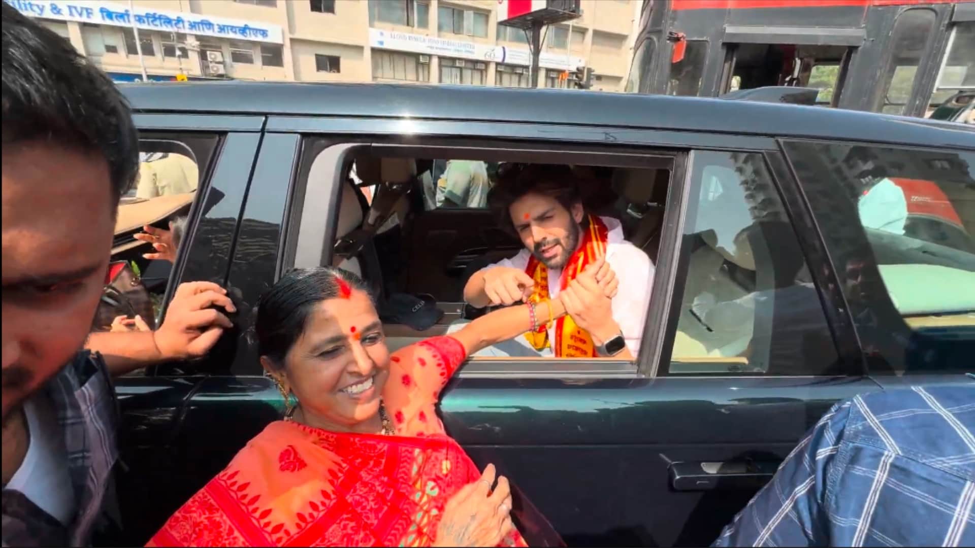 Kartik Aaryan seek blessings from siddhivinayak temple amid success of bhool bhulaiyaa 3 take selfies with fan