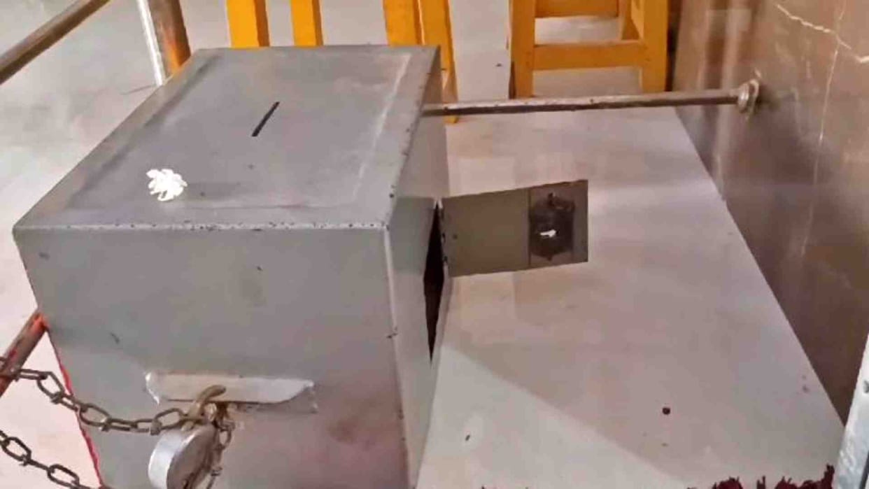 Alwar News: Thieves stole donation box and silver umbrella from Gayatri temple