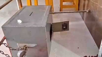 Alwar News: चोरों के हौसले इतने बुलंद, गायत्री मंदिर से दानपात्र और चांदी का छत्र ले उड़े चोर Alwar News: Thieves stole donation box and silver umbrella from Gayatri temple
