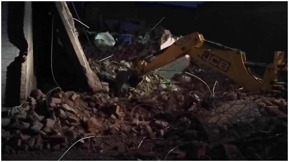 धमाके से चार मकान गिरे।