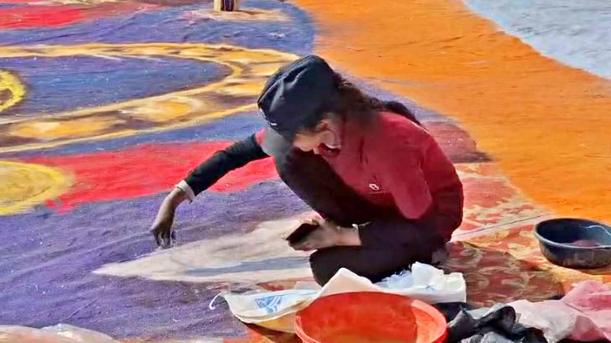 Rangoli World Record Rangoli made in 84 thousand square feet in Neemuch 100 pictures great personalities made