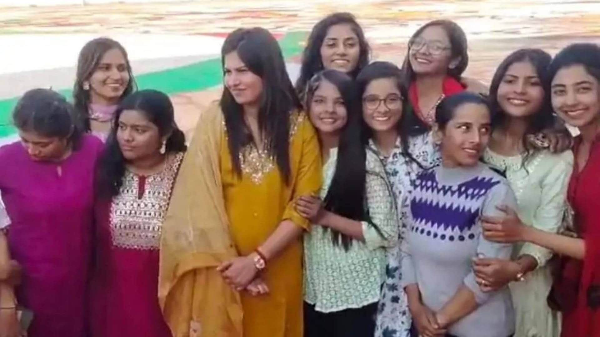 Rangoli World Record Rangoli made in 84 thousand square feet in Neemuch 100 pictures great personalities made