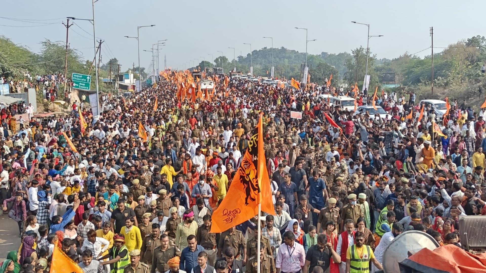 Chhatarpur Hindu Ekta Yatra Photo rest in Ghugsi on sixth day of yatra Dhirendra Shastri