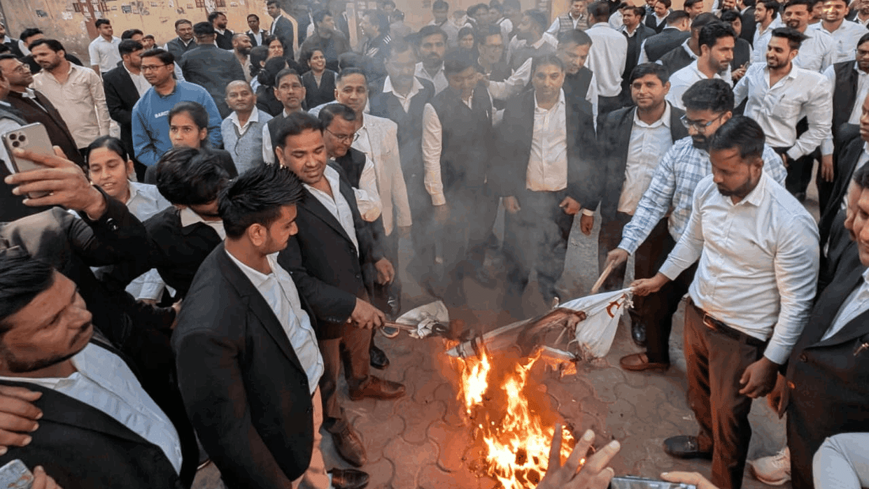 Ghaziabad Lawyers strike begins again