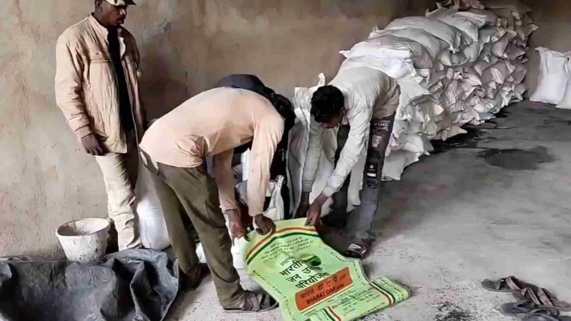 पुलिस ने नकली खाद की फैक्टरी पर मारा छापा
