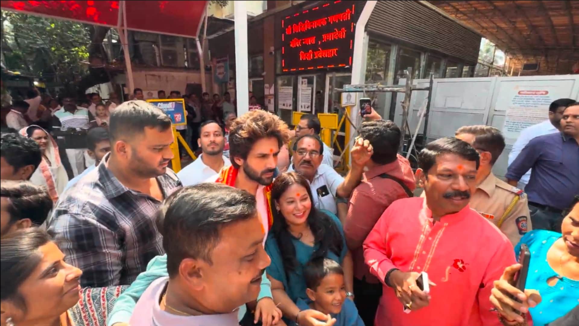 Kartik Aaryan seek blessings from siddhivinayak temple amid success of bhool bhulaiyaa 3 take selfies with fan
