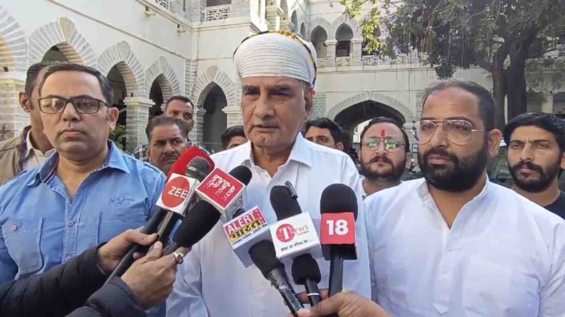पत्रकार वार्ता करते महासभा के अध्यक्ष बालू सिंह कानावत।