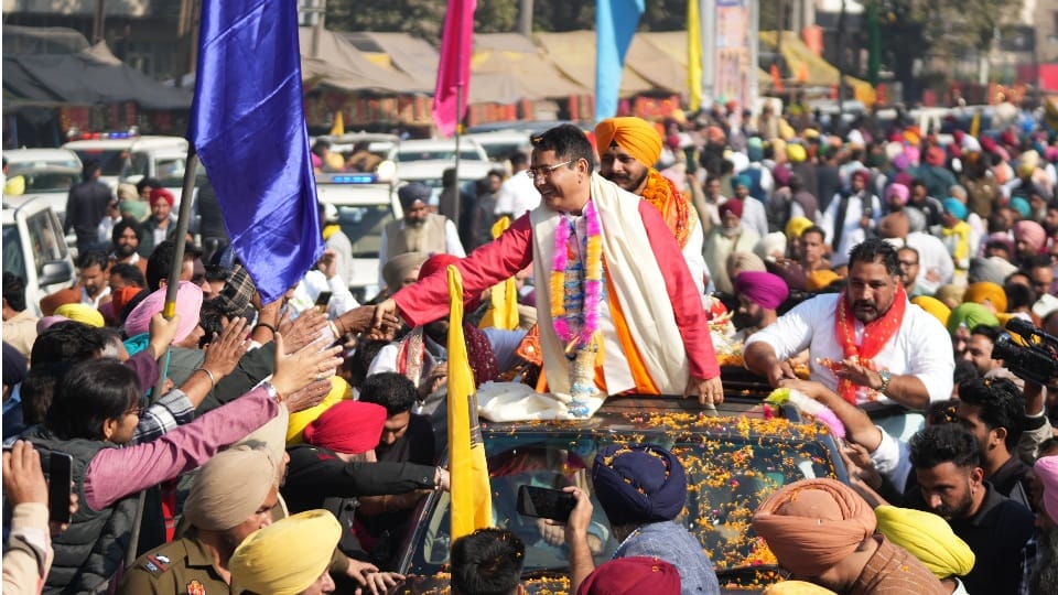 पटियाला में शुक्राना यात्रा के दौरान लोगों का अभिवादन करते पार्टी अध्यक्ष अमन अरोड़ा।