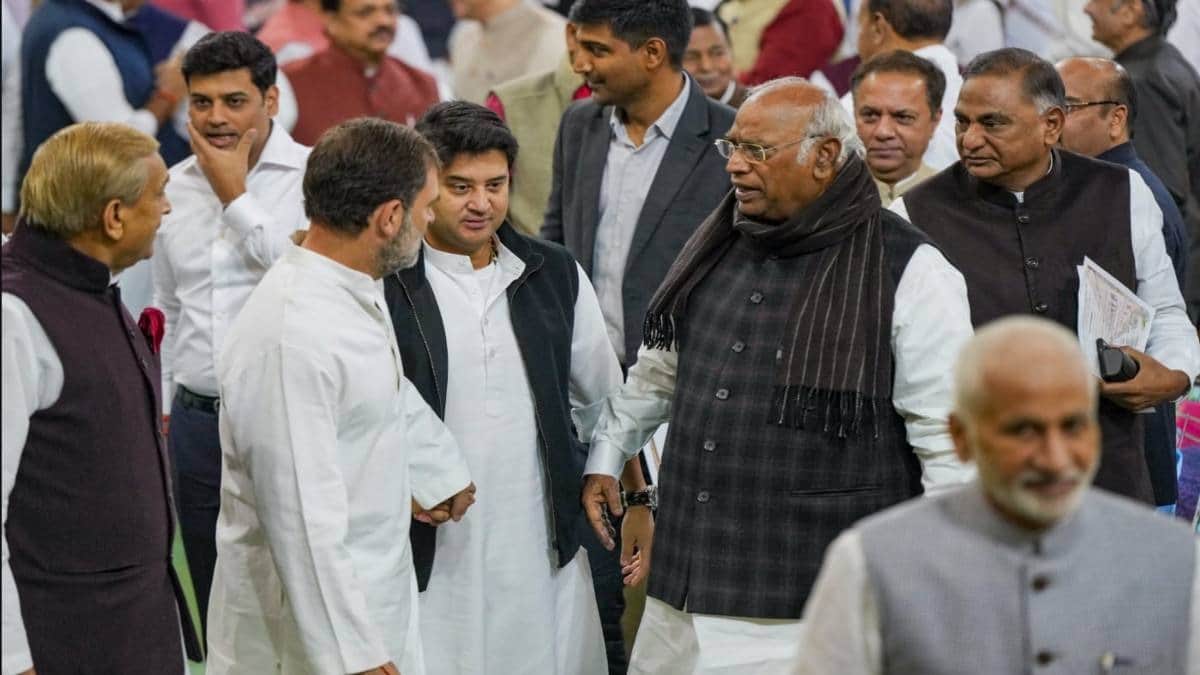 Rahul Gandhi Jyotiraditya Scindia Meet in Parliament Secret Talk See Photos News in Hindi