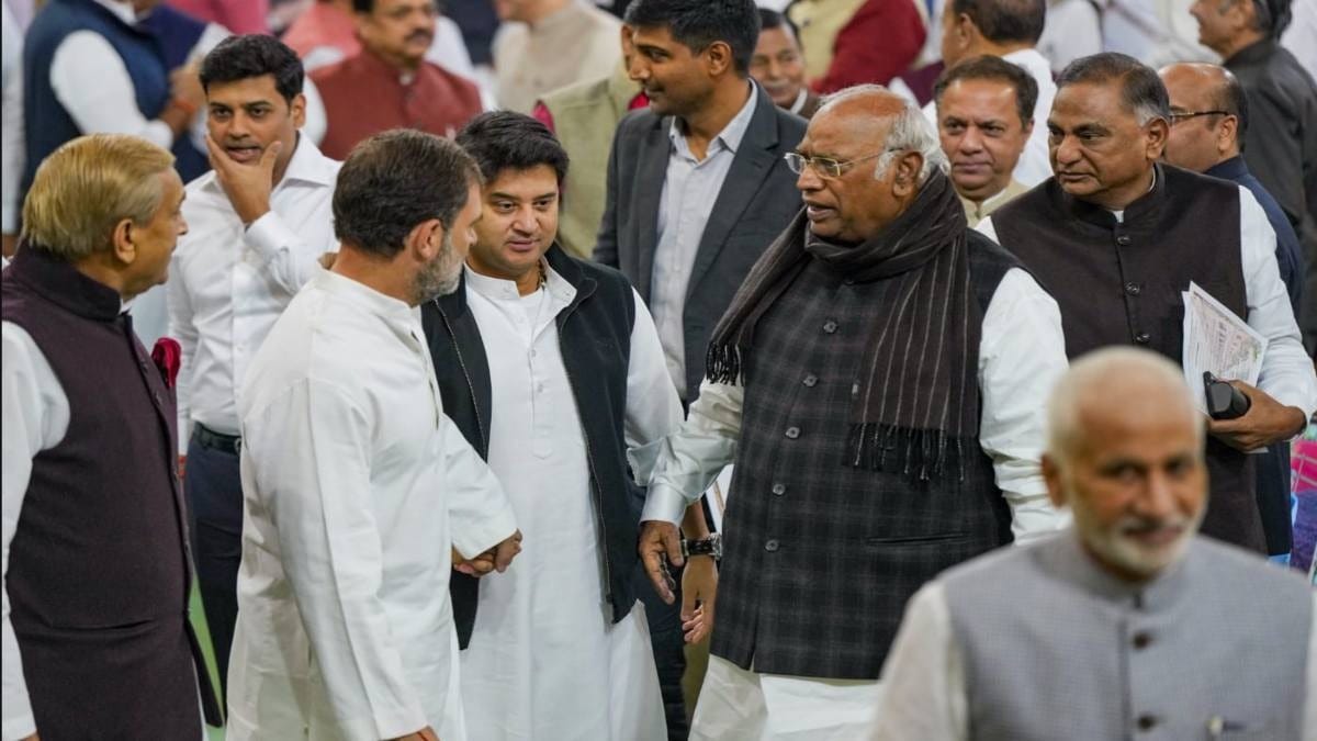 Rahul Gandhi Jyotiraditya Scindia Meet in Parliament Secret Talk See Photos News in Hindi