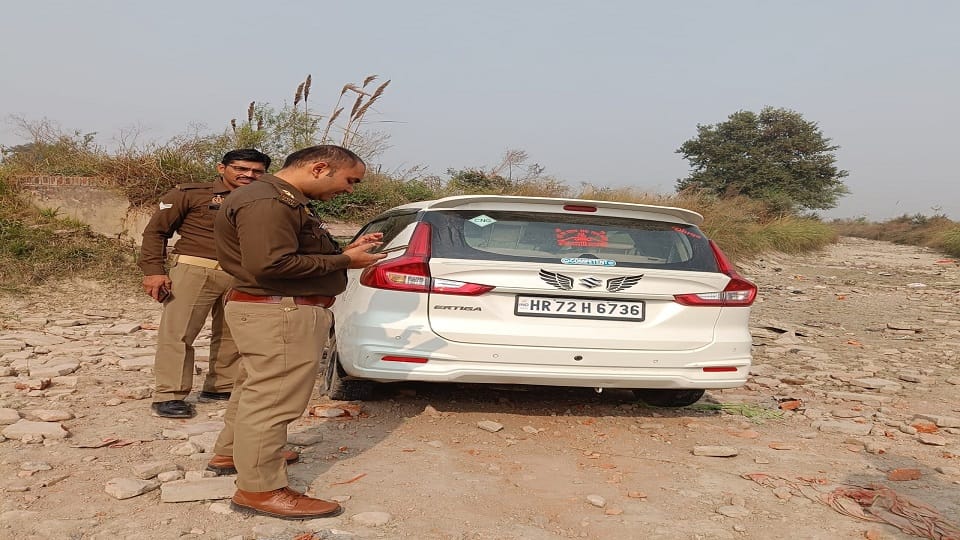 Car fell in Rajbaha, passengers not found