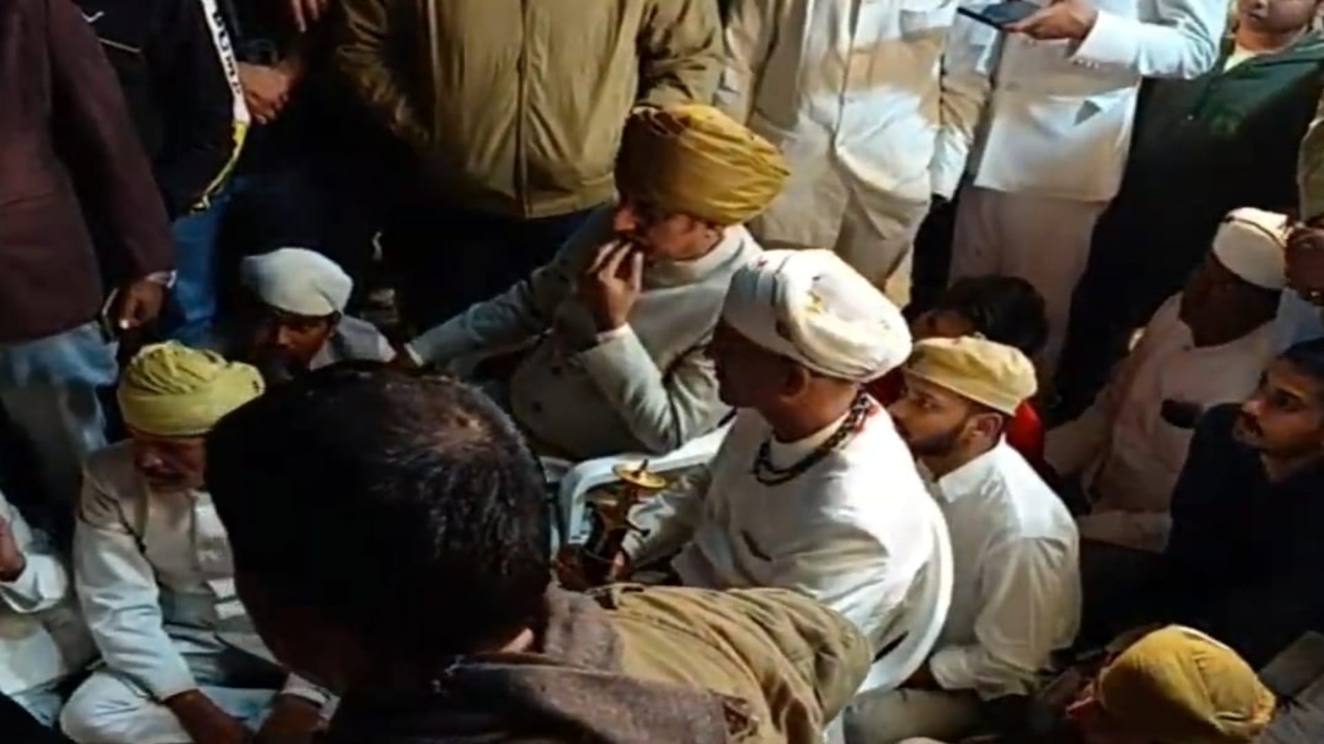 जगदीश चौक पर बैठे विश्वराज सिंह