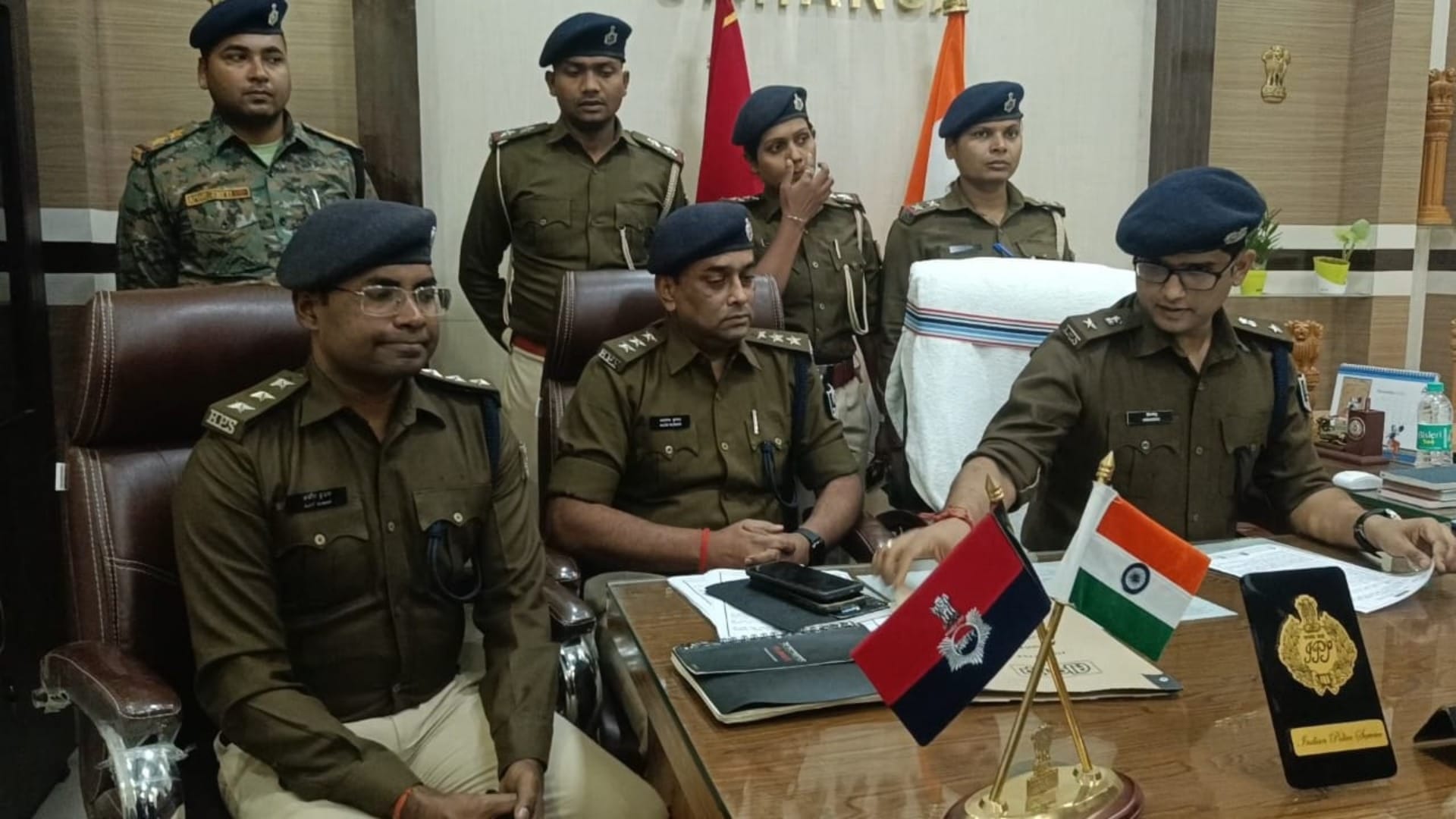 मामले की जानकारी देते पुलिस अधिकारी