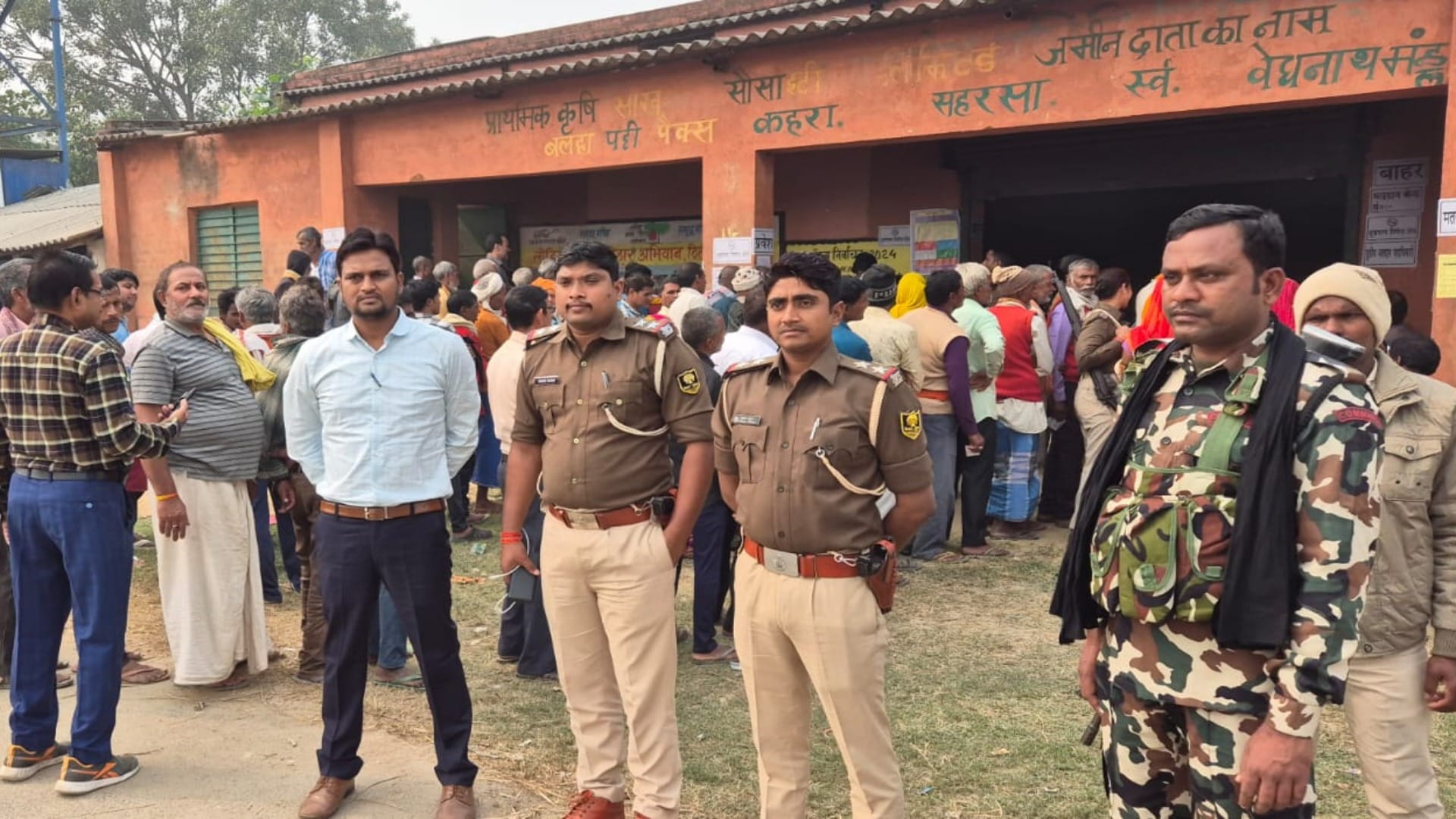 मतदान के लिए कतार में खड़े मतदाता