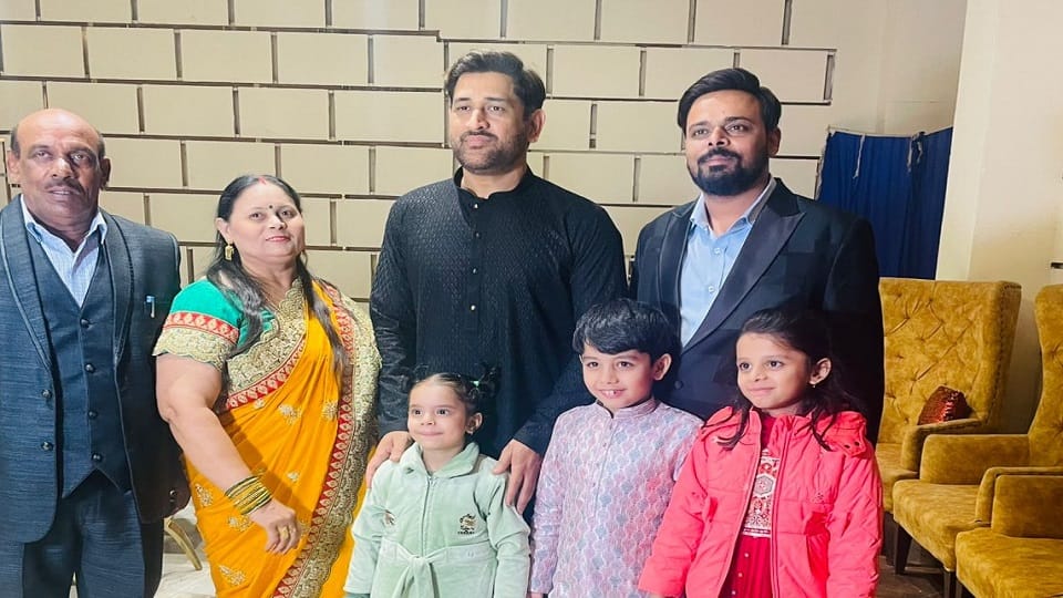 UP: Mahendra Singh Dhoni, his wife Sakshi and RP Singh reached Meerut, participated in the music festival.